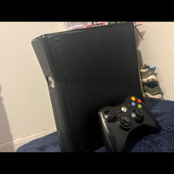 Xbox - Picture 2 of 2